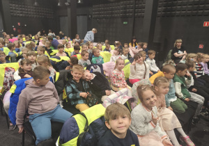 Dzieci z grupy biedronek i żabek w teatrze.
