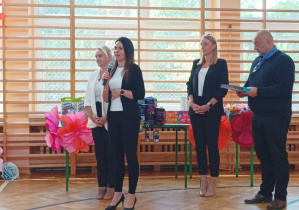 Nauczyciele wraz z dyrektorem podczas uroczystości zakończenia roku.