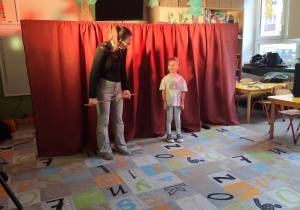 Dziewczynka z grupy biedronek uczestnicząca w przedstawieniu.