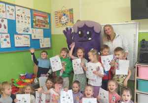 Dzieci z grupy biedronek na zdjęciu wspólnie z maskotką Hopą.