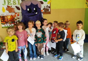 Dzieci z grupy motylki na zdjęciu wspólnie z maskotką Hopą.