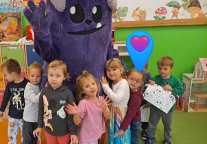 Dzieci z grupy misie na zdjęciu wspólnie z maskotką Hopą.