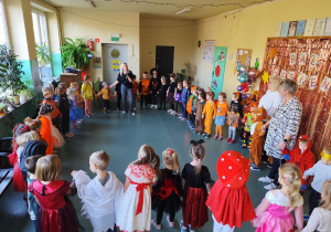 Wszystkie grupy przedszkolne bawiące się na balu jesieni.