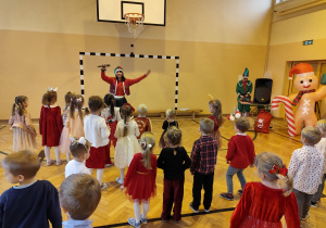 Dzieci tańczące wraz ze śnieżynką.