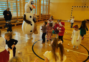 Dzieci na sali bawiące się podczas balu z Olafem