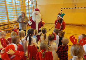 Dzieci na sali wraz z Mikołajem.