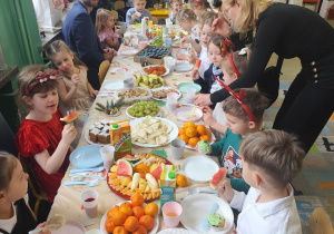 Grupa Biedronki z rodzicami przy świątecznym stole.