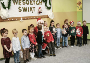 Grupa Motylki pozująca do świątecznego zdjęcia.