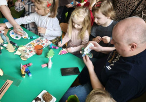 Grupa Misie podczas warsztatów świątecznych z rodzicami.