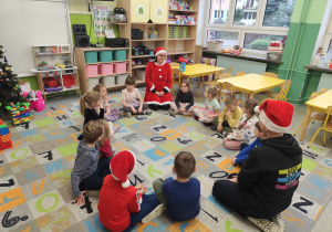 Grupa biedronki siedząca na dywanie z lektorami ze szkoły Baby English.