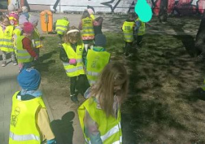 Dzieci z grupy misie sprzątające najbliższą okolice podczas Dnia Ziemi.