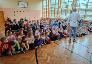 Dzieci oglądające koncert na sali gimnastycznej.