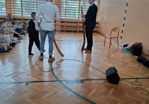 Występ Akademii Pana Feliksa na sali gimnastycznej.