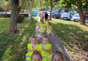 Grupka dzieci idąca chodnikiem